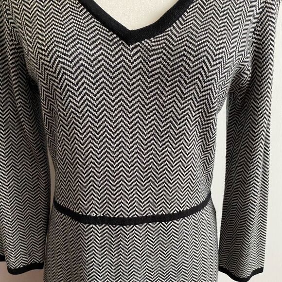 Nine West V-Neck Sweater Dress M | Chevron + Houndstooth | Chic Monochrome Knit - Picture 9 of 9